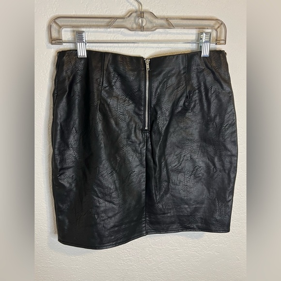 Romeo + Juliet Couture Embroidered Floral Studded Faux Leather Mini Skirt Sz Sm - Picture 3 of 8